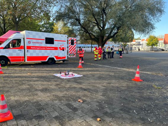 Über 50 Einsatzkräfte üben den Großschadenfalls an der Heinz-Nixdorf Gesamtschule. © Kreis Paderborn